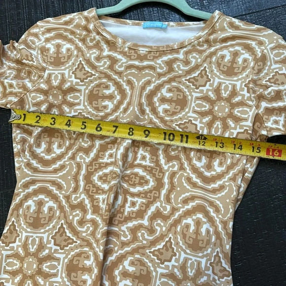 J. Mclaughlin Signature Tee XS Folklore Geometric Gold Beige Catalina Cloth - Picture 8 of 9
